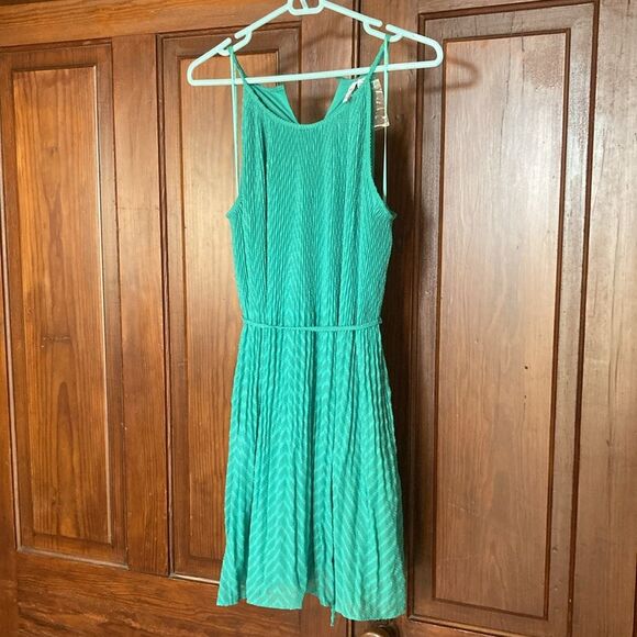 ELLE NWT Pleated Trapeze Sleeveless Textured Spaghetti Straps Mini Dress Sz M - Picture 1 of 8
